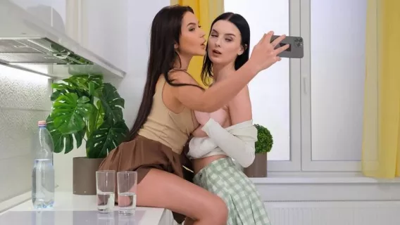 ◤RK Prime◢ Tit-illating Tourists ►Mary Bambola, Simon Kitty
